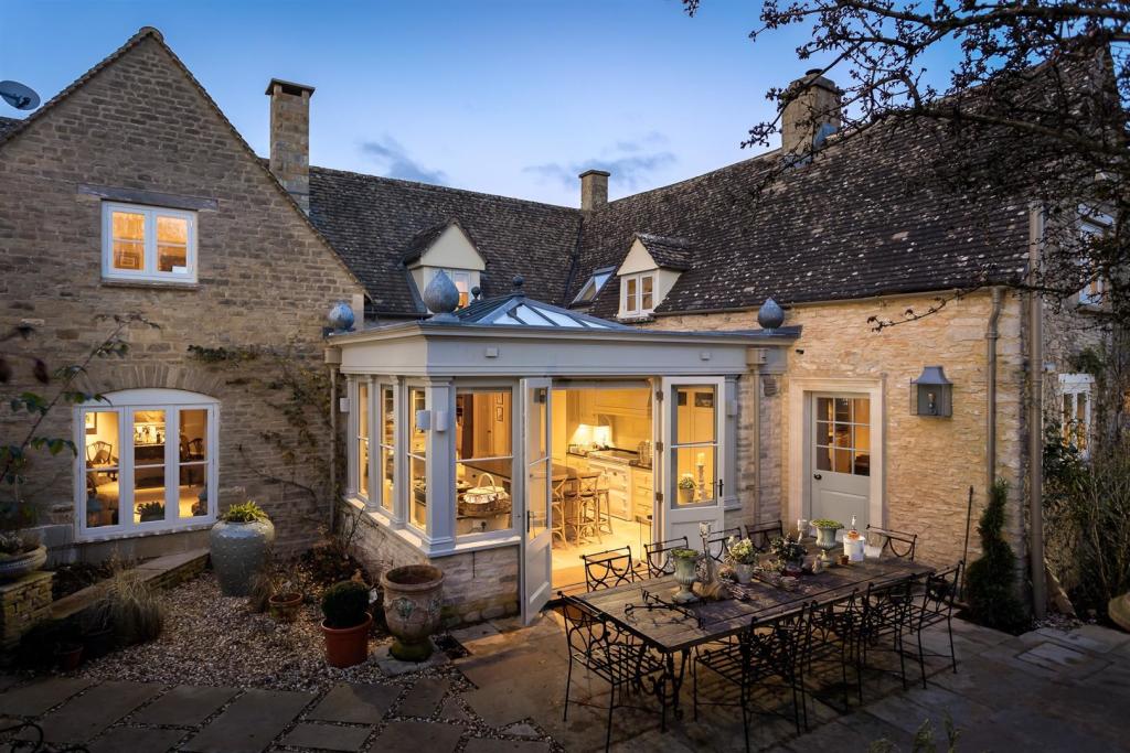 21 - Ditch Lane Cottage - GL7 5ER - Web.jpg