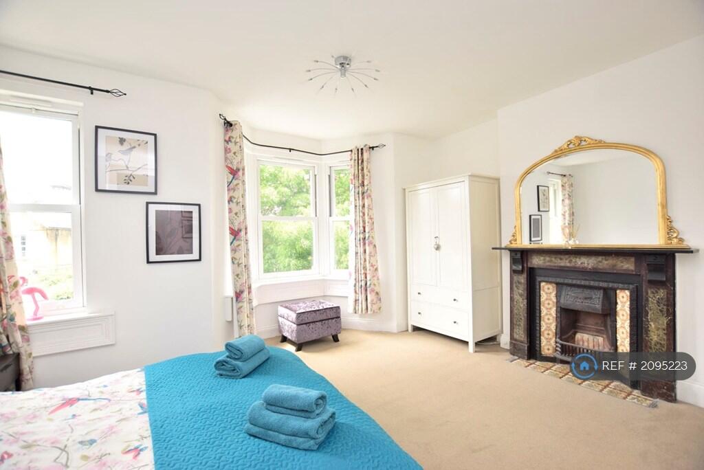 Large Airy Master Ensuite Bedroom 