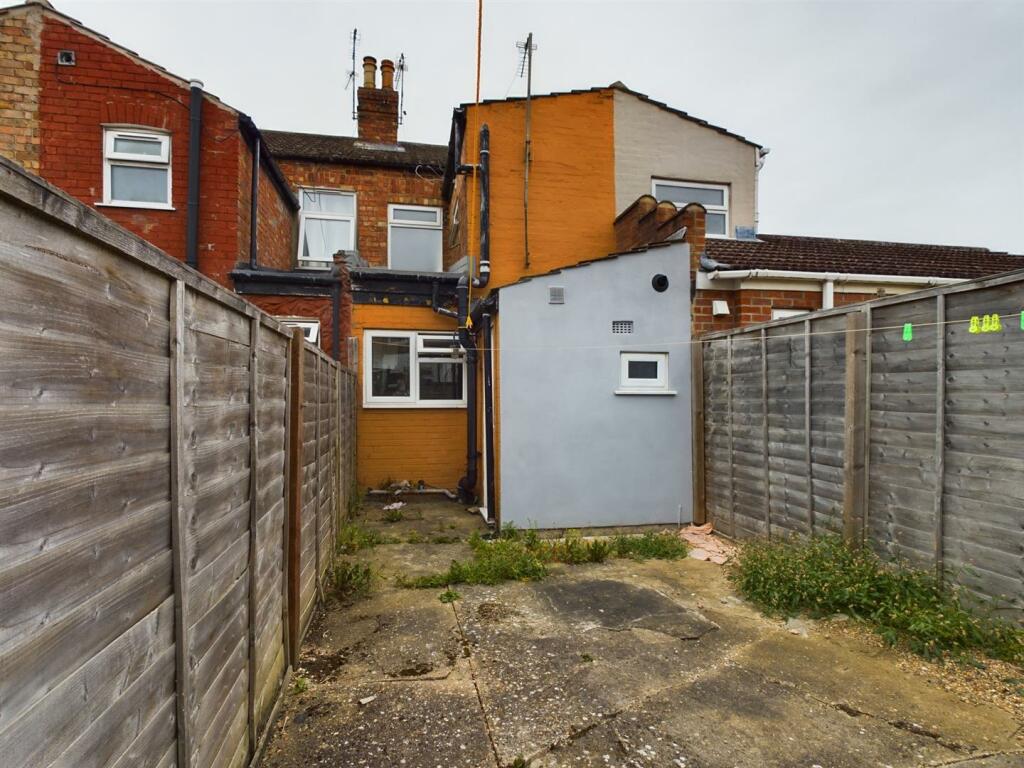 Rear Garden (2).jpg
