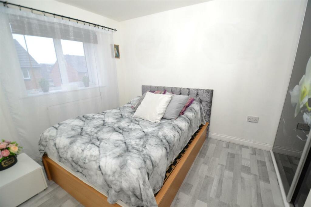 Photo 12 Redwood Crescent.jpg