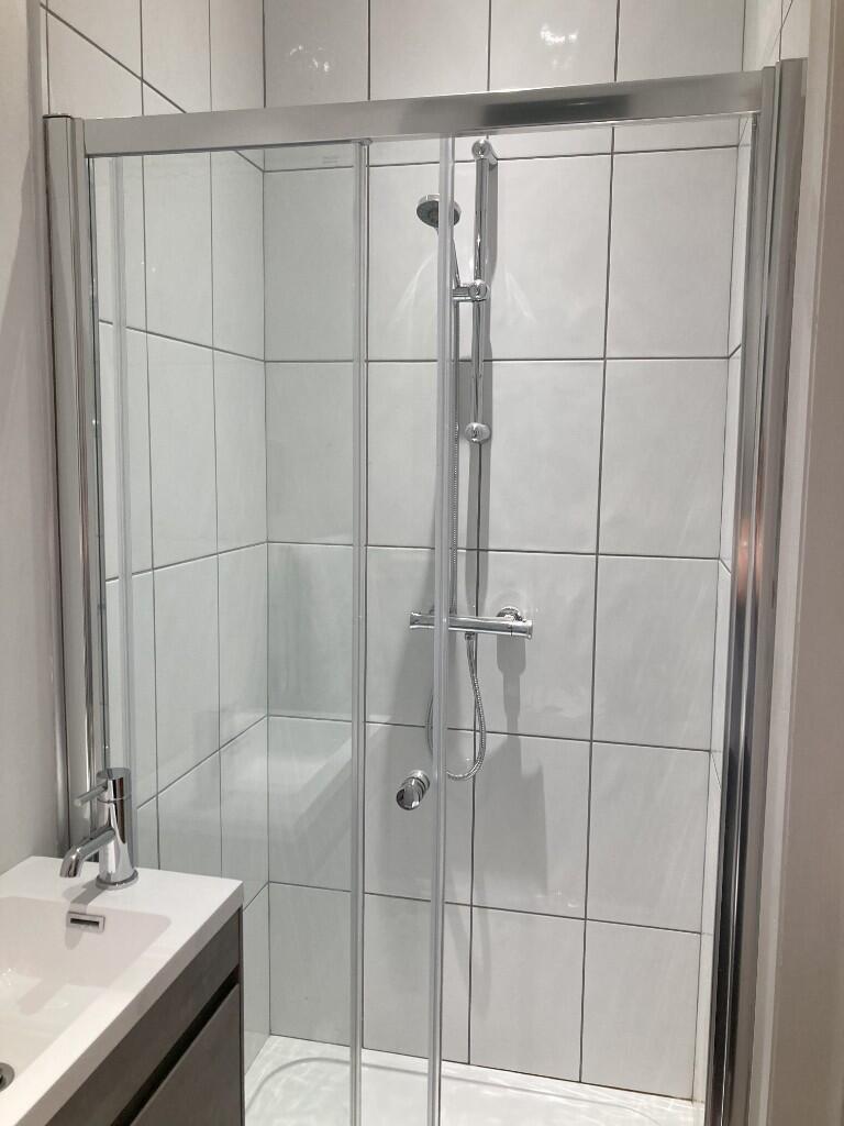 Room 3's en-suite