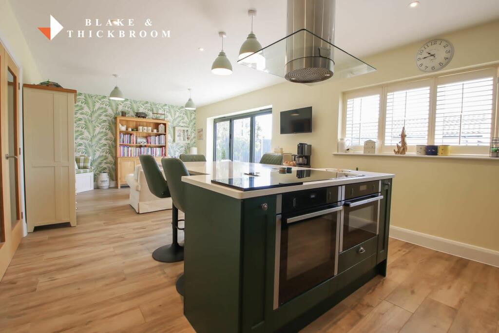 KITCHEN/FAMILY ROOM