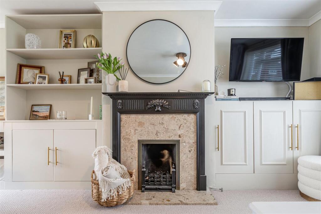 12 Gaveston Close, Byfleet, KT14 7HE - 21.jpg