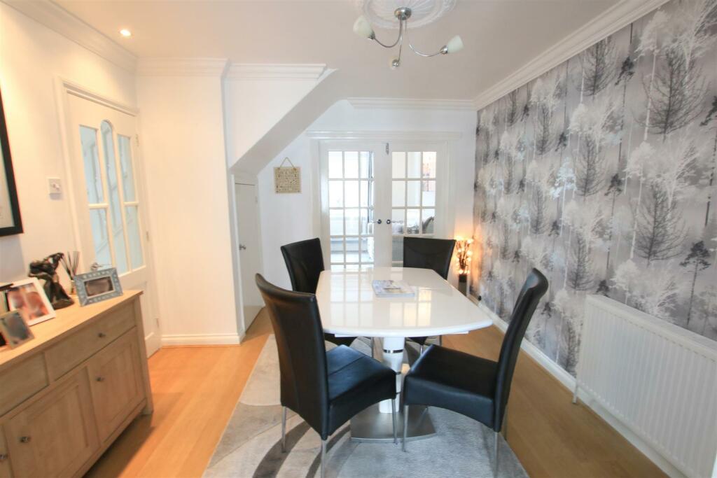 SEPARATE DINING ROOM