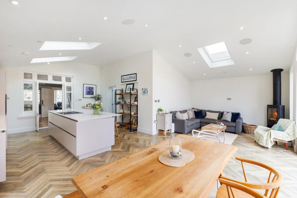 Kitchen/dining/family room