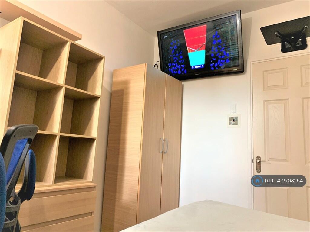 Small Double/Queen-Size Bedroom