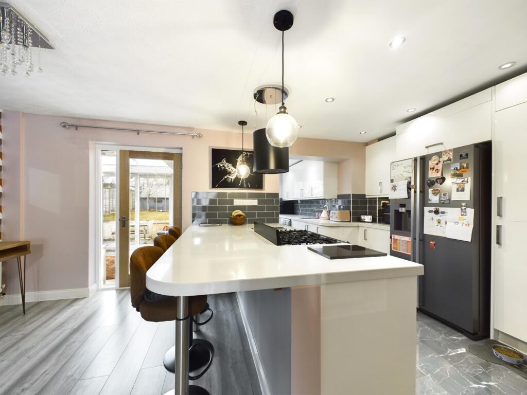 CAM02023G0-PR0122-STILL037