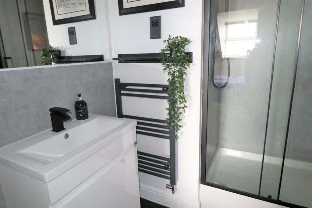 En Suite To Master (3).JPG