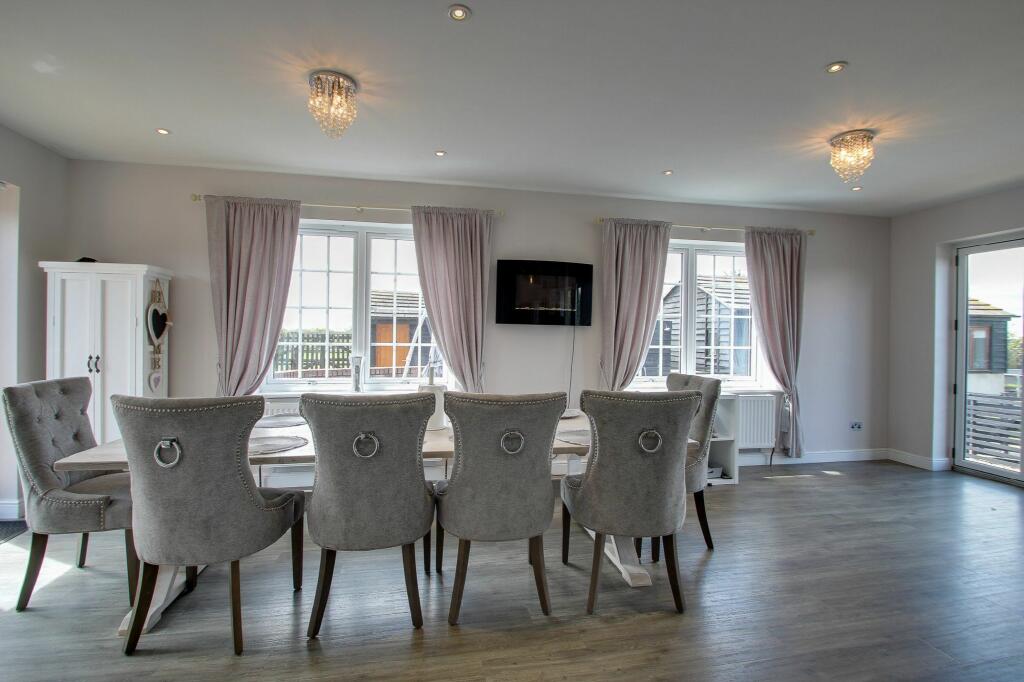 KITCHEN/DINER/FAMILY ROOM