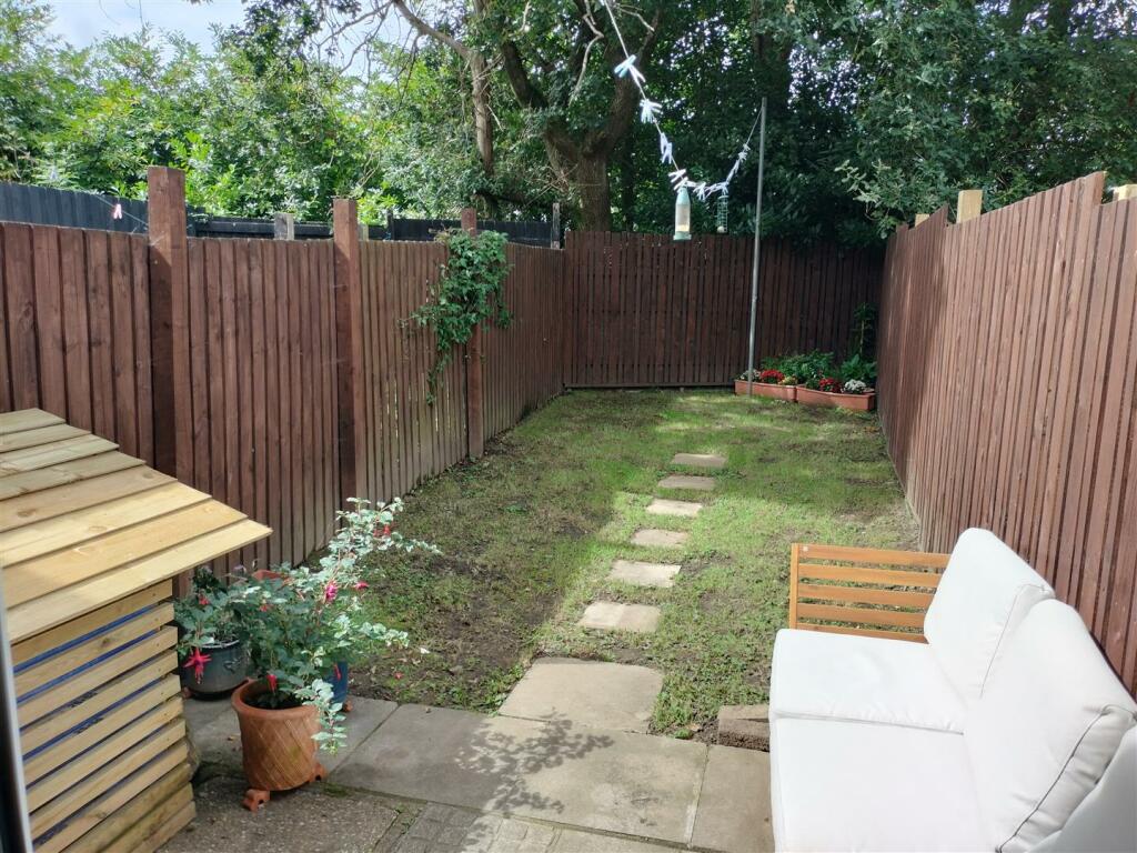 24 llys y celyn garden.jpg