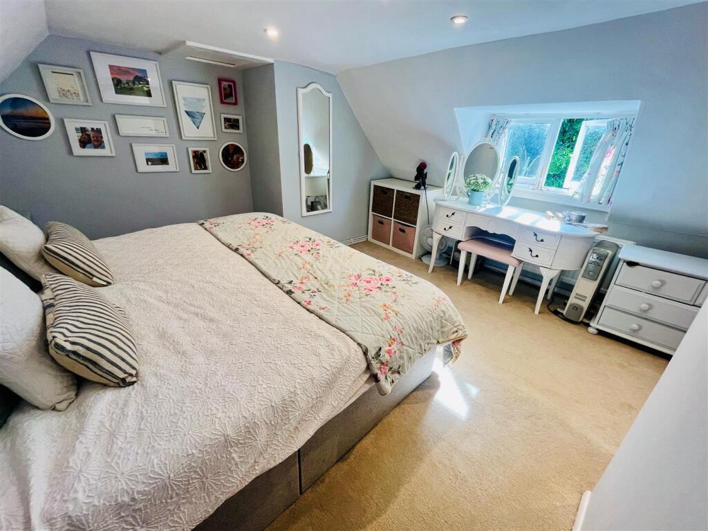 Wentworth bedroom 3.jpg