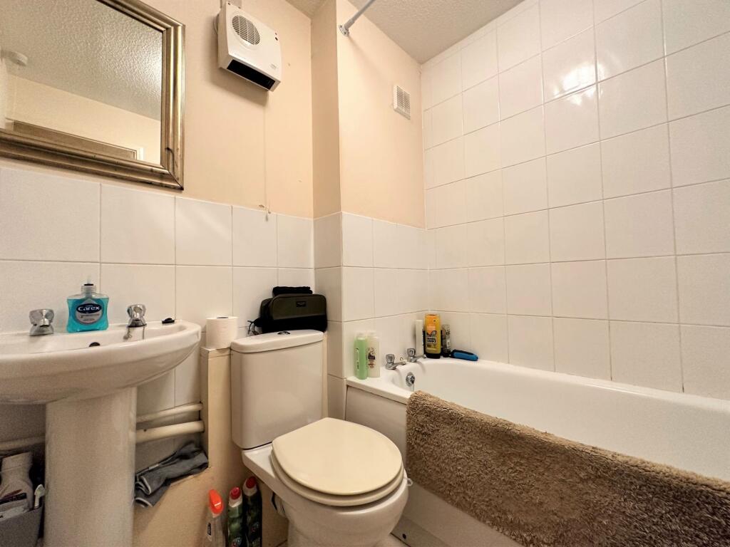 Whimbrel Close, Sittingbourne - Bathroom