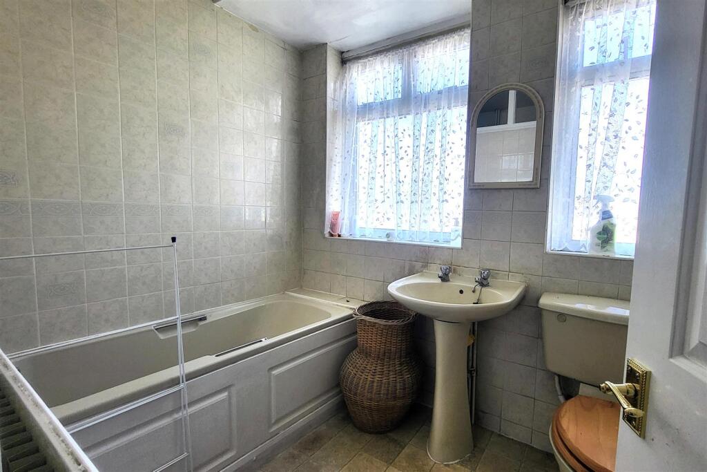 BATHROOM  (first floor)