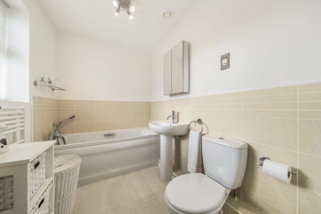 Ensuite to bedroom 1