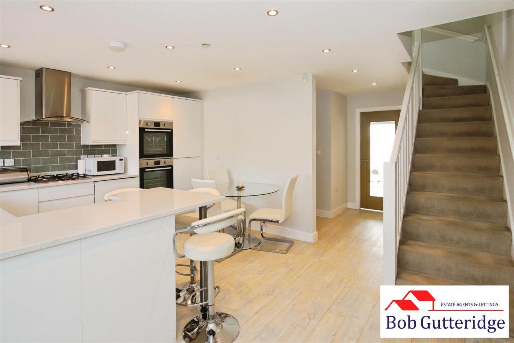 OPEN PLAN FITTED KITCHEN/DINING ROOM