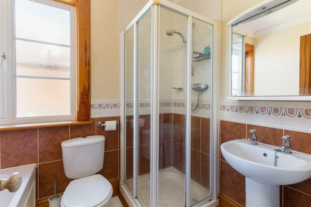 En Suite to Bedroom 1