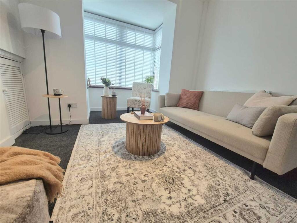 Lounge/Dining Area