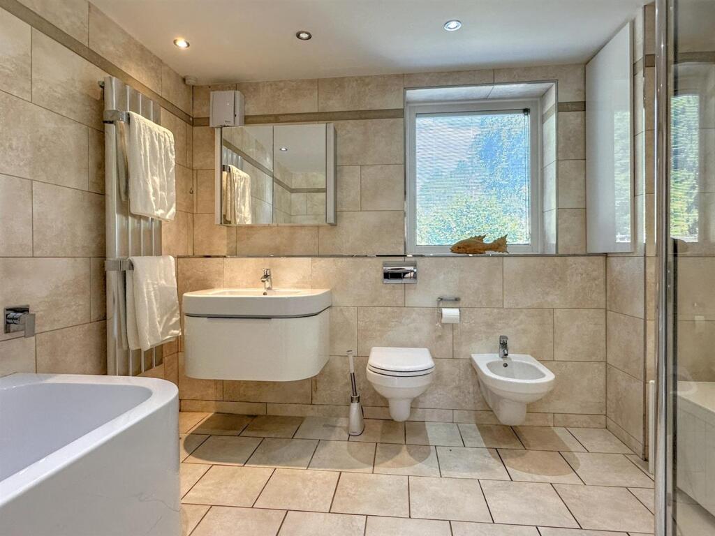 BATHROOM/WC