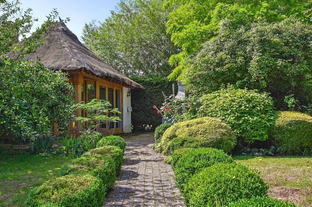 Tickham Cottage ME90HS (49).jpg