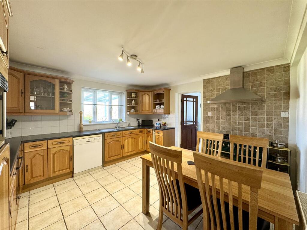 KITCHEN/BREAKFAST ROOM