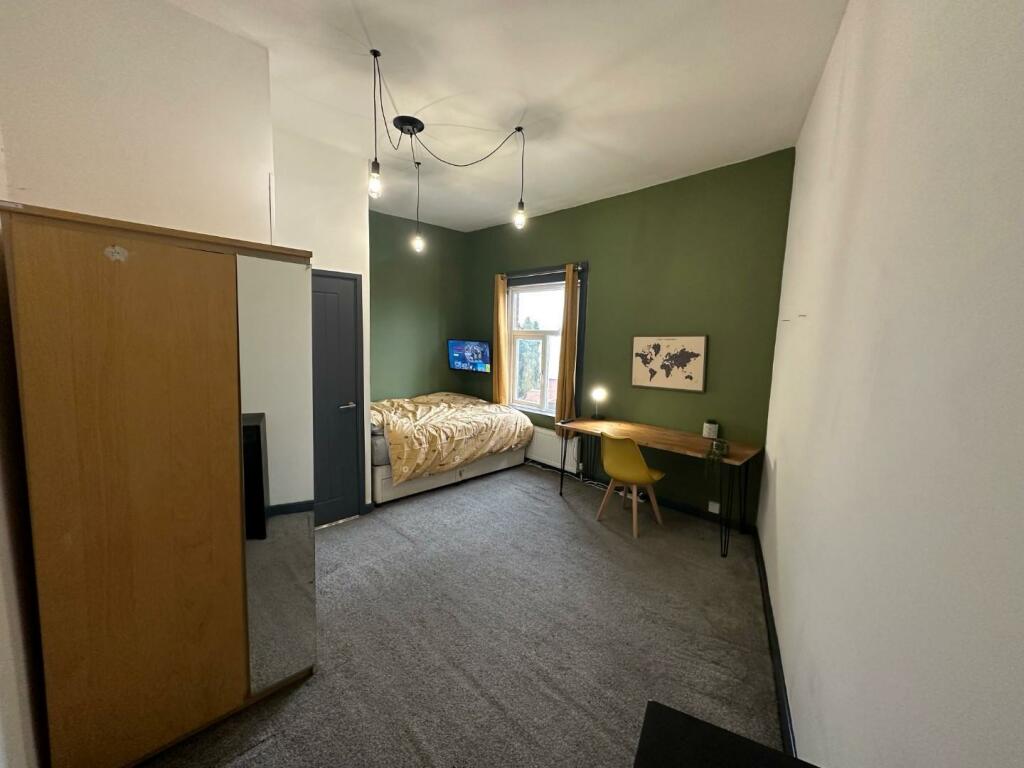 room pic.jpg