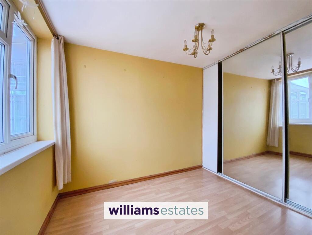 wardrobe / additional room