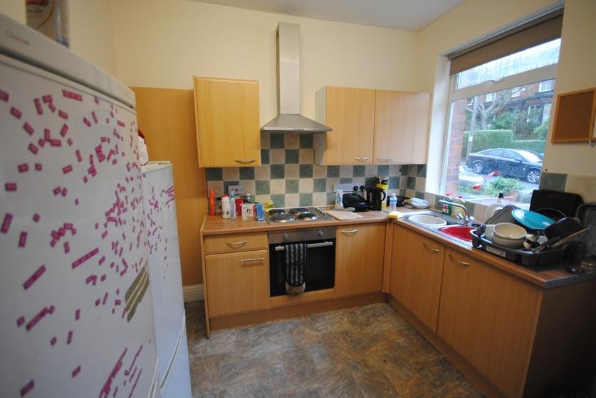 Bright kitchen with ample worktops, integrated ...