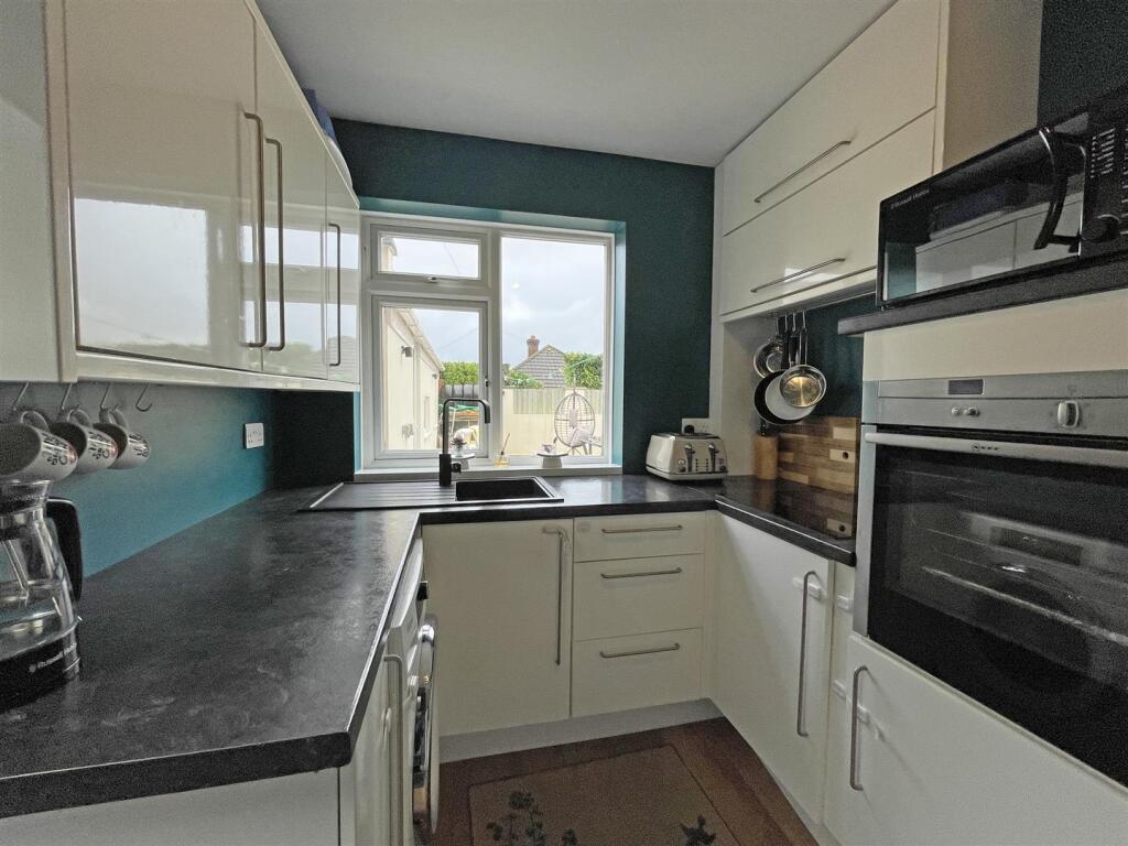 Moreton Ave 27 - Kitchen.jpg