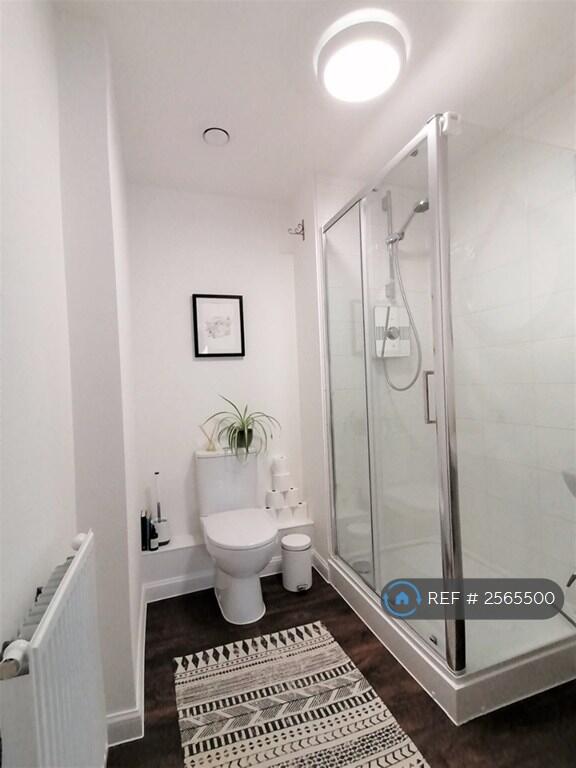 Main_room_en_suite_(3 Of 4)