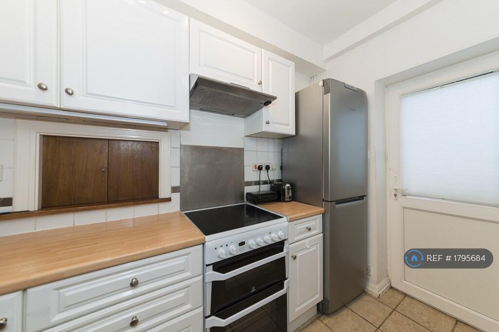 Kitchen (Oven And Fridge/Freezer)