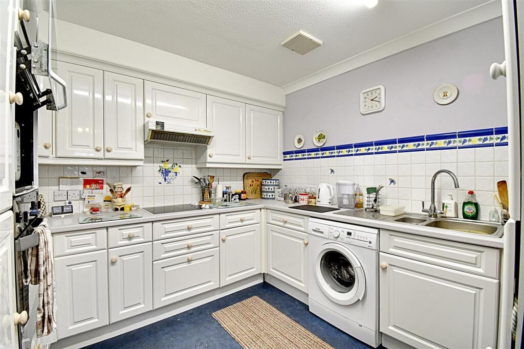 Kitchen 1.jpg