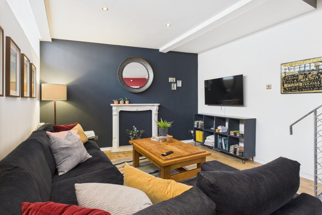 CAM03162G0-PR0282-STILL021