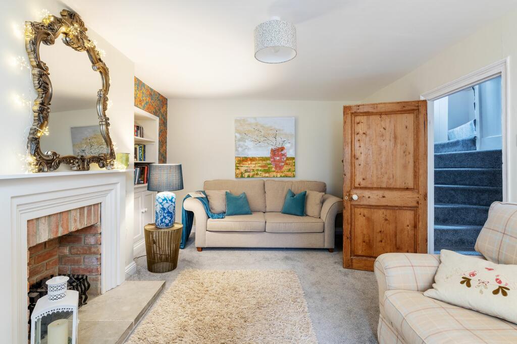 34 Clarence Hill, Dartmouth,  Living Room