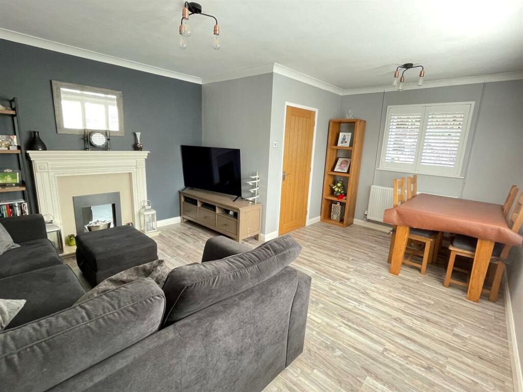 LIVING/DINING ROOM
