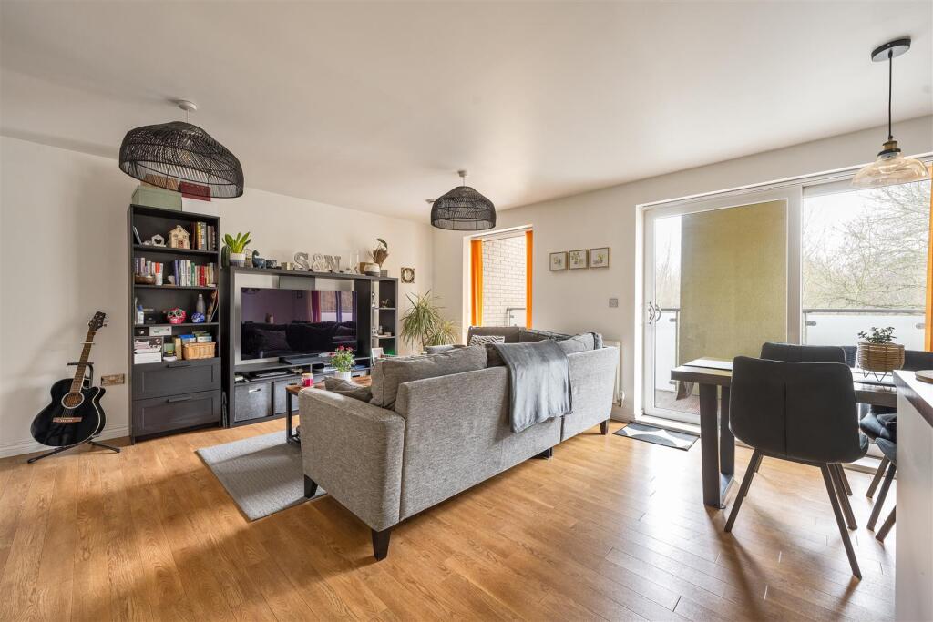 Chigwell Road, E18