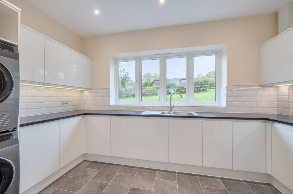 1372929-82-690241...