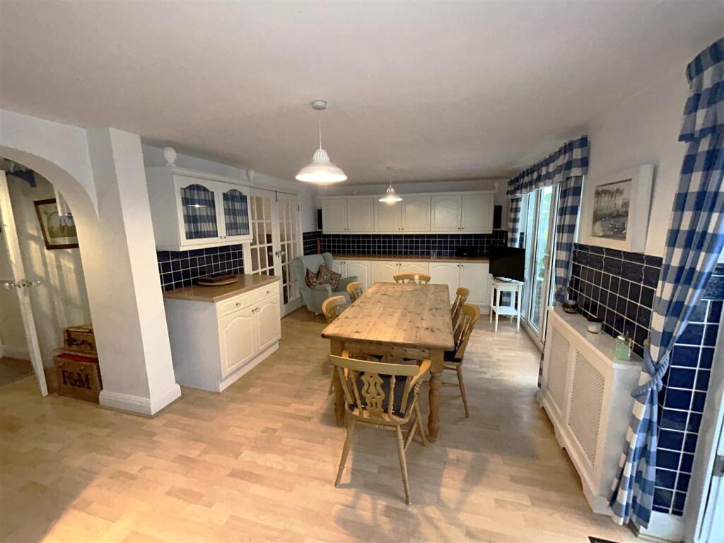 KITCHEN/BREAKFAST ROOM