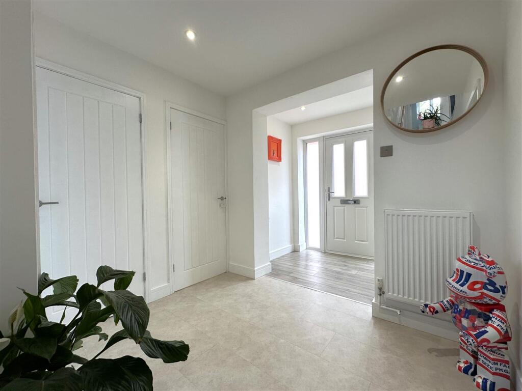 Sizeable Hallway Space 074