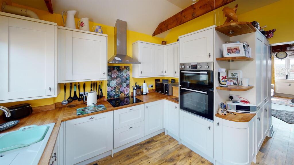 2-Albert-Cottages-Kitchen.jpg