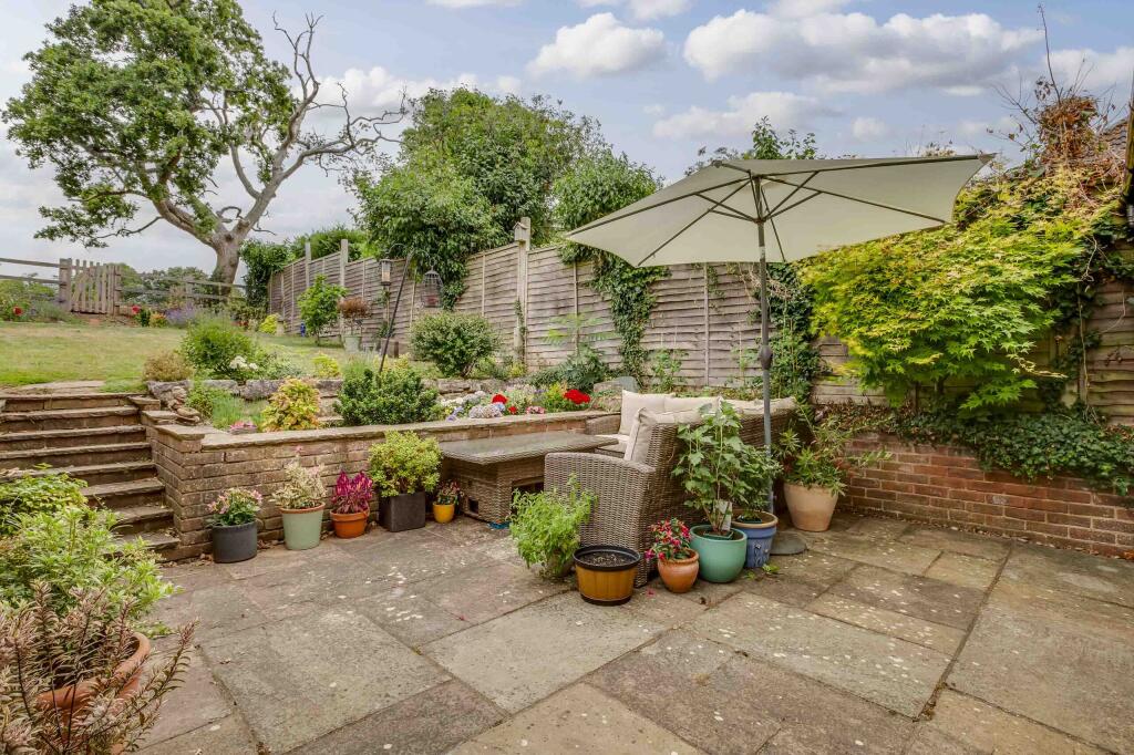 21 Woodland Way, SL7 3LD (LOW RES)-11