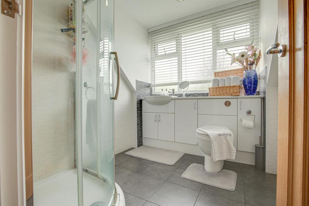 EN-SUITE SHOWER ROOM