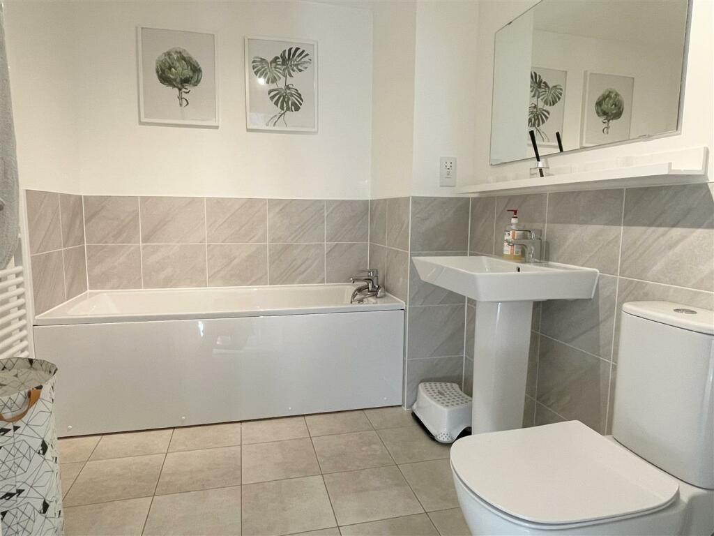 Bathroom 1.JPG