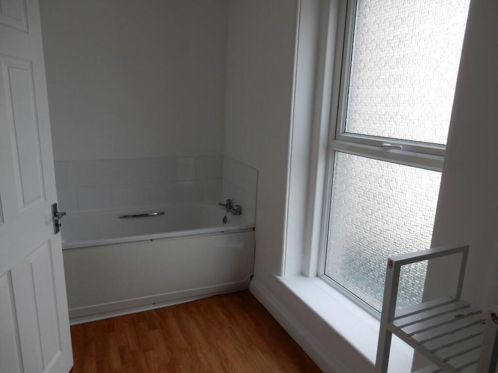 40 FH Upstairs Bathroom b.JPG