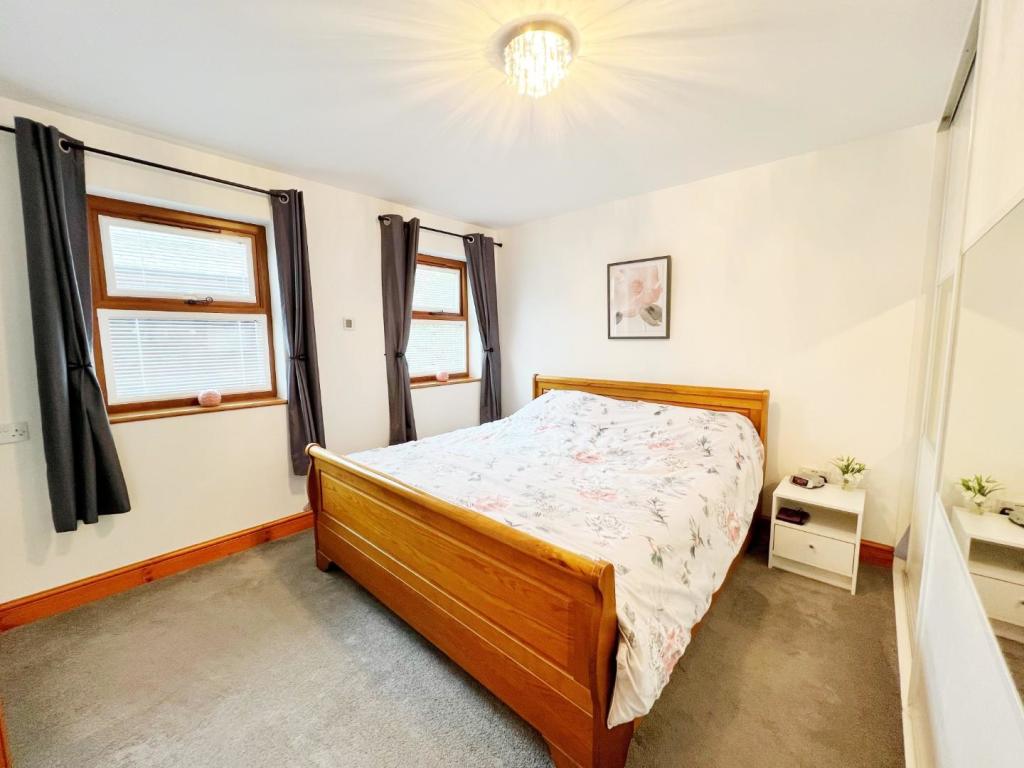 Bedroom 1 pic 1.jpg