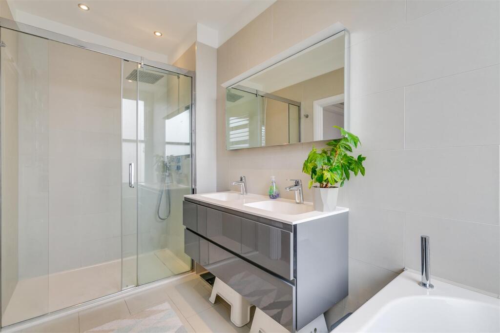 Ivy Crescent, W4 - TO LET