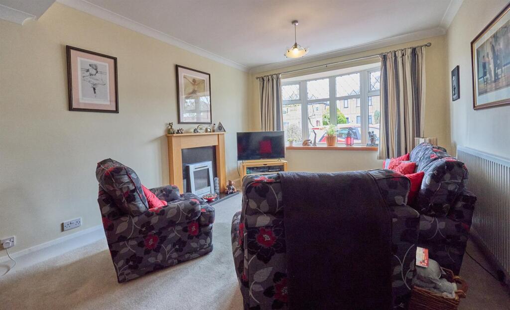 FRONT LOUNGE