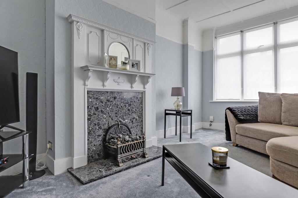 03-0fd9JHPropWpen - 44 Avenue Road - 7-medium.jpg