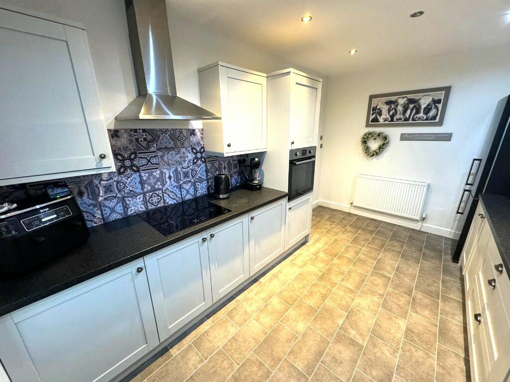 FITTED KITCHEN