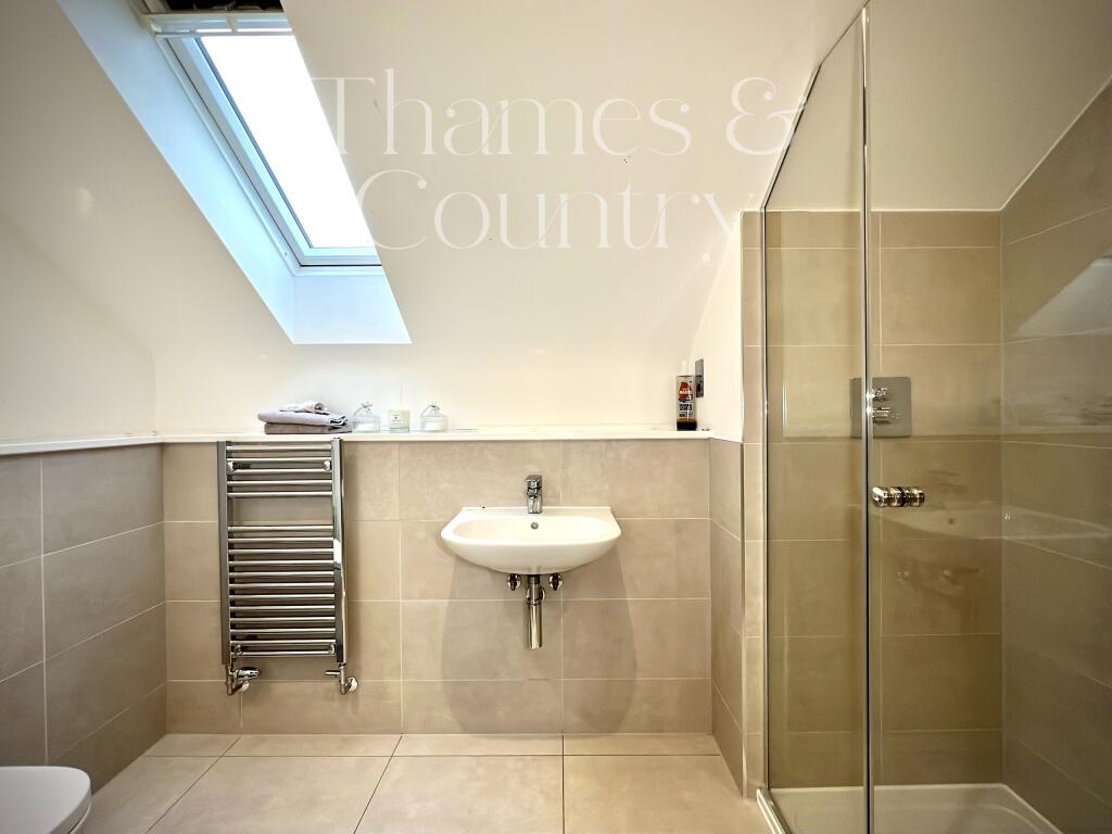 Primary bedroom en-suite