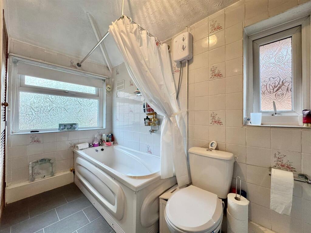 Bathroom (1).jpg